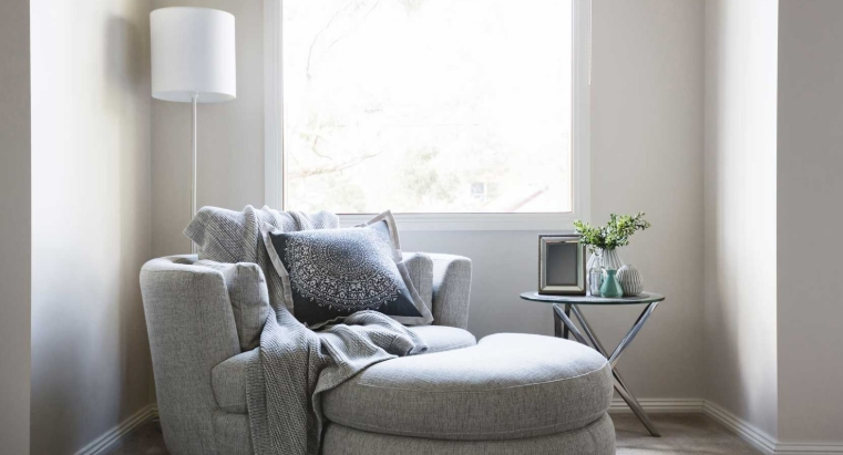 petite chaise lounge