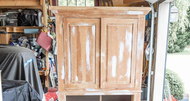 How to Make a Wooden TV Cabinet With Doors